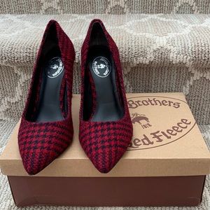 BROOKS BROTHERS RED FLEECE Navy & Red Houndstooth Heels
